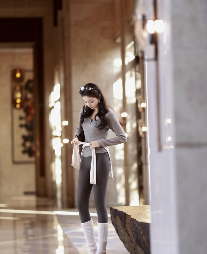 Hình ảnh gái xinh mặc quần legging tông màu trung tính