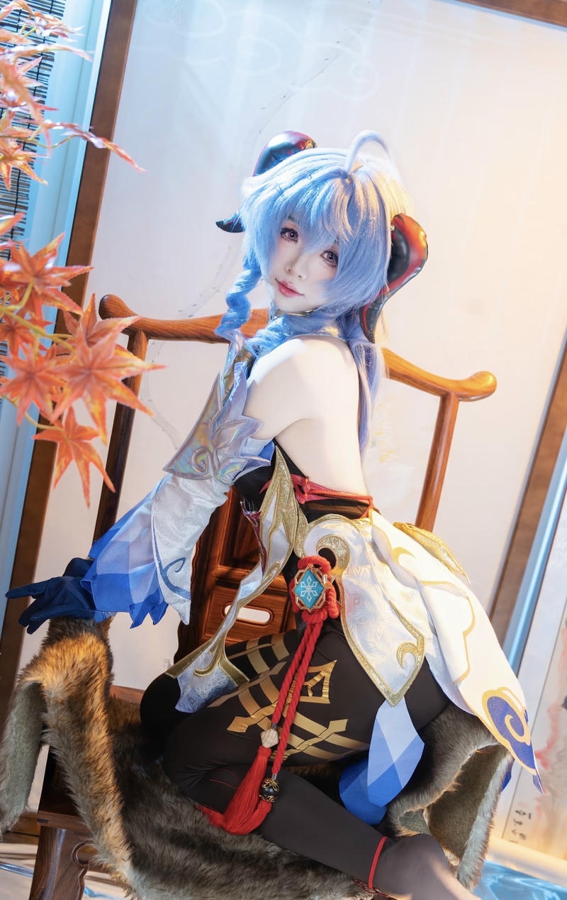 Hình cosplay Ganyu mang nét mong manh như băng tan