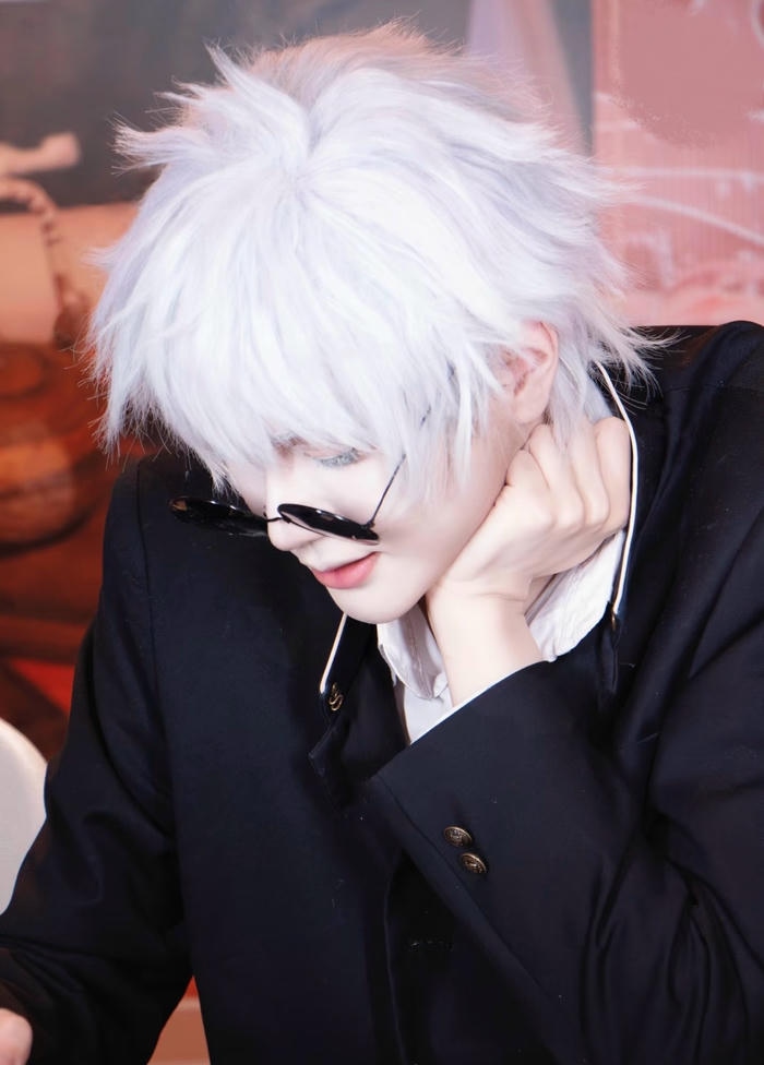 Hình cosplay Gojo ánh nhìn xa xăm sâu thẳm