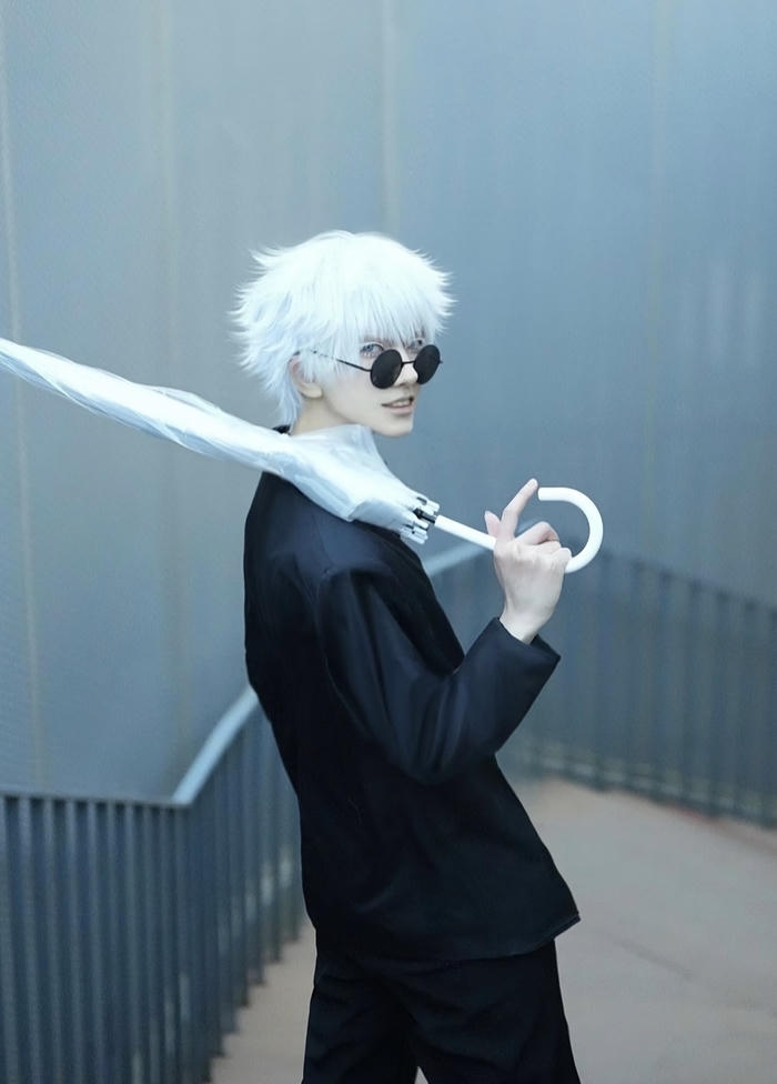 Hình cosplay Gojo dáng đứng thẳng đầy khí chất