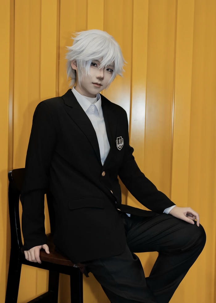 Hình cosplay Gojo dáng ngồi thoải mái tự nhiên