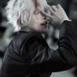 Hình cosplay Gojo nền tối làm nổi bật nhân vật