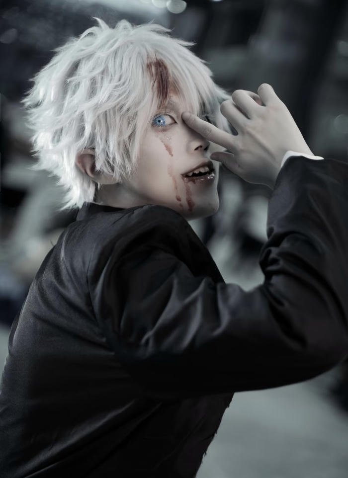 Hình cosplay Gojo nền tối làm nổi bật nhân vật