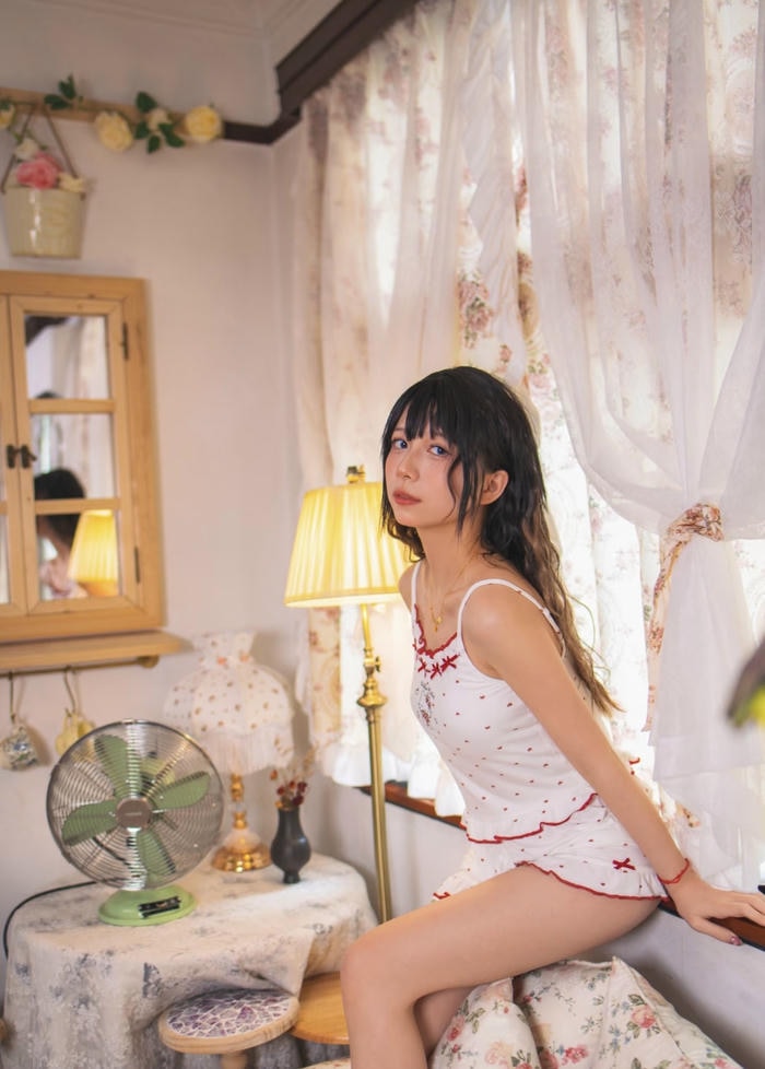 Hình gái xinh mặc đồ ngủ sắc trắng thanh khiết