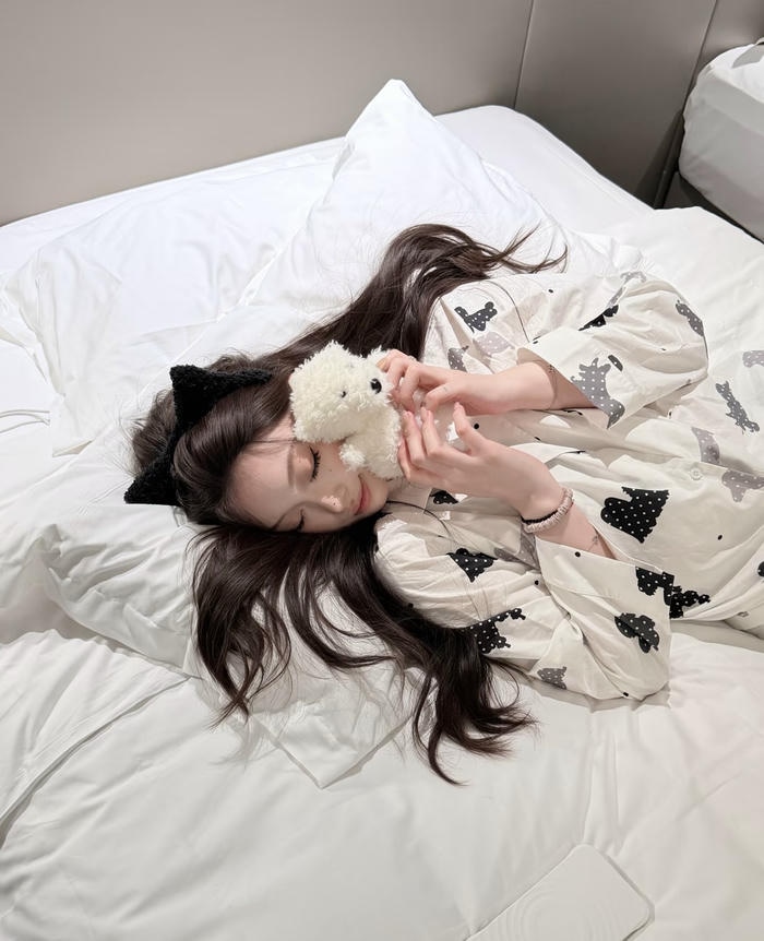 Hình gái xinh mặc đồ ngủ tựa đầu vào gối