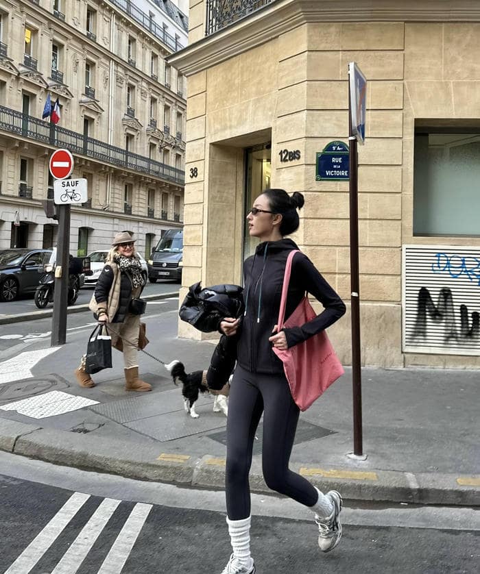 Hình gái xinh mặc quần legging đi cà phê cùng bạn