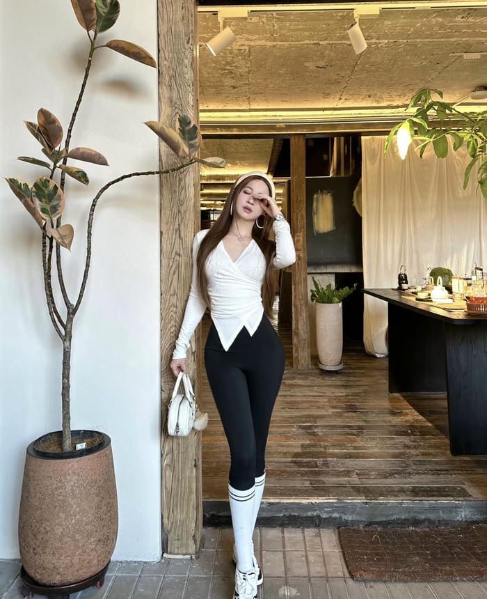 Hình gái xinh mặc quần legging outfit đi du lịch