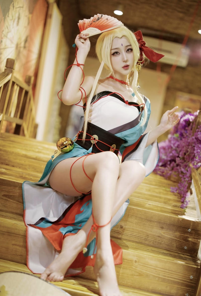 Hình tượng Tsunade với mái tóc vàng và thần ấn