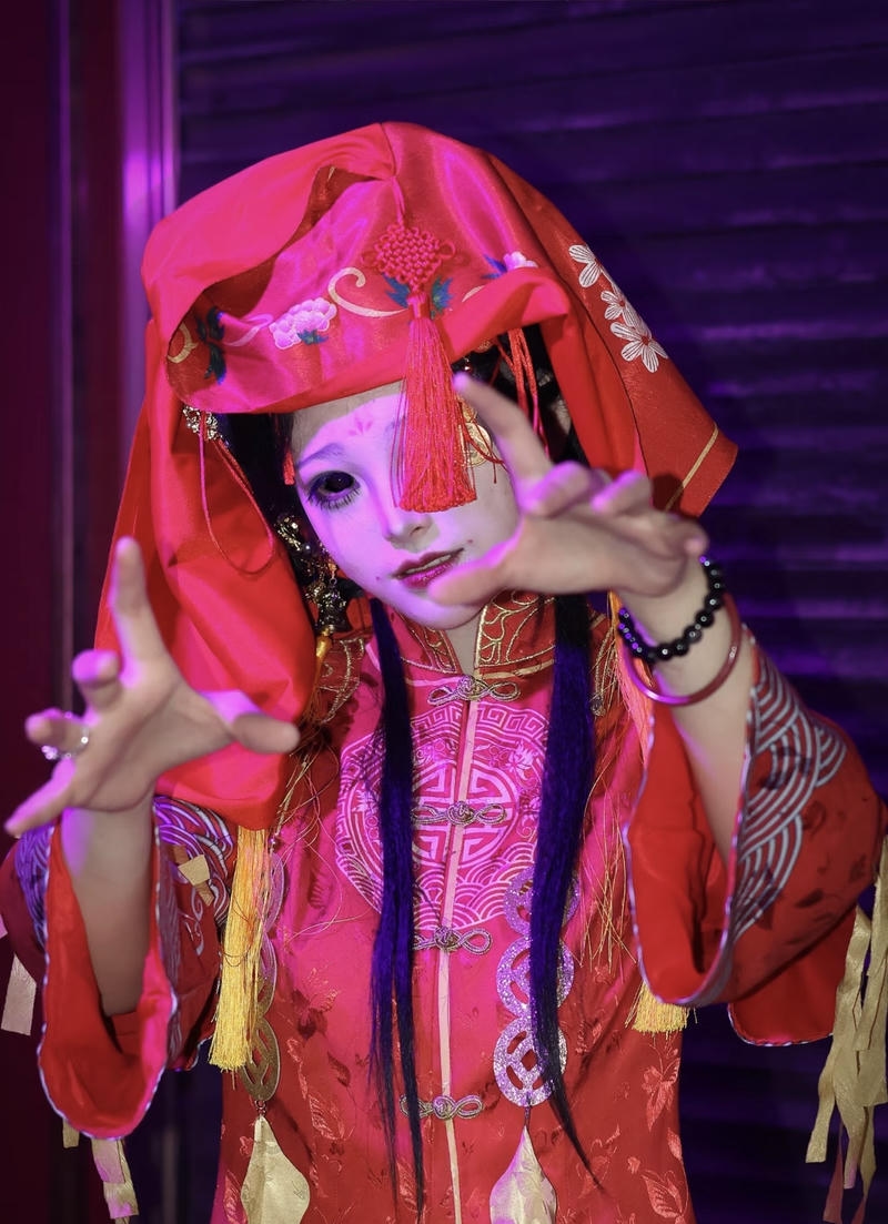 Khăn voan rũ xuống gợi hình ảnh cô dâu ma