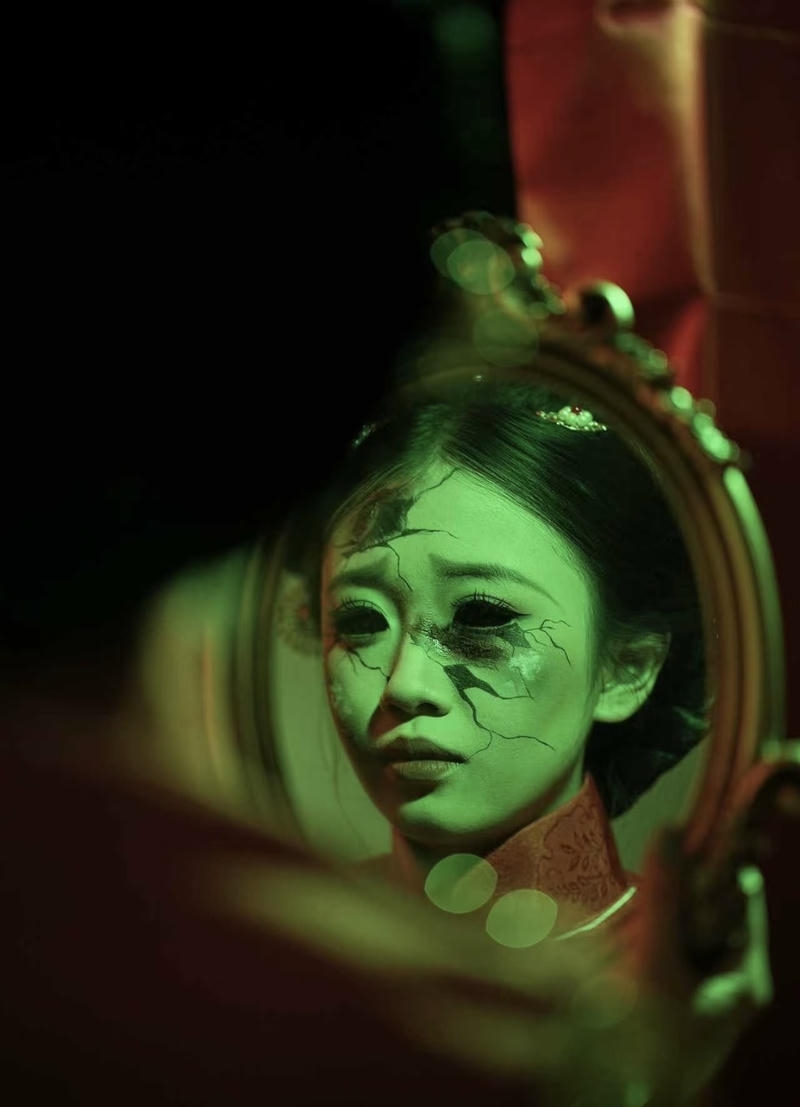 Làn da nhợt nhạt kết hợp váy cưới cô dâu ma