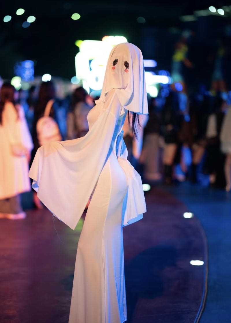 Làn da trắng lạnh gợi hình ảnh ma nữ đáng sợ