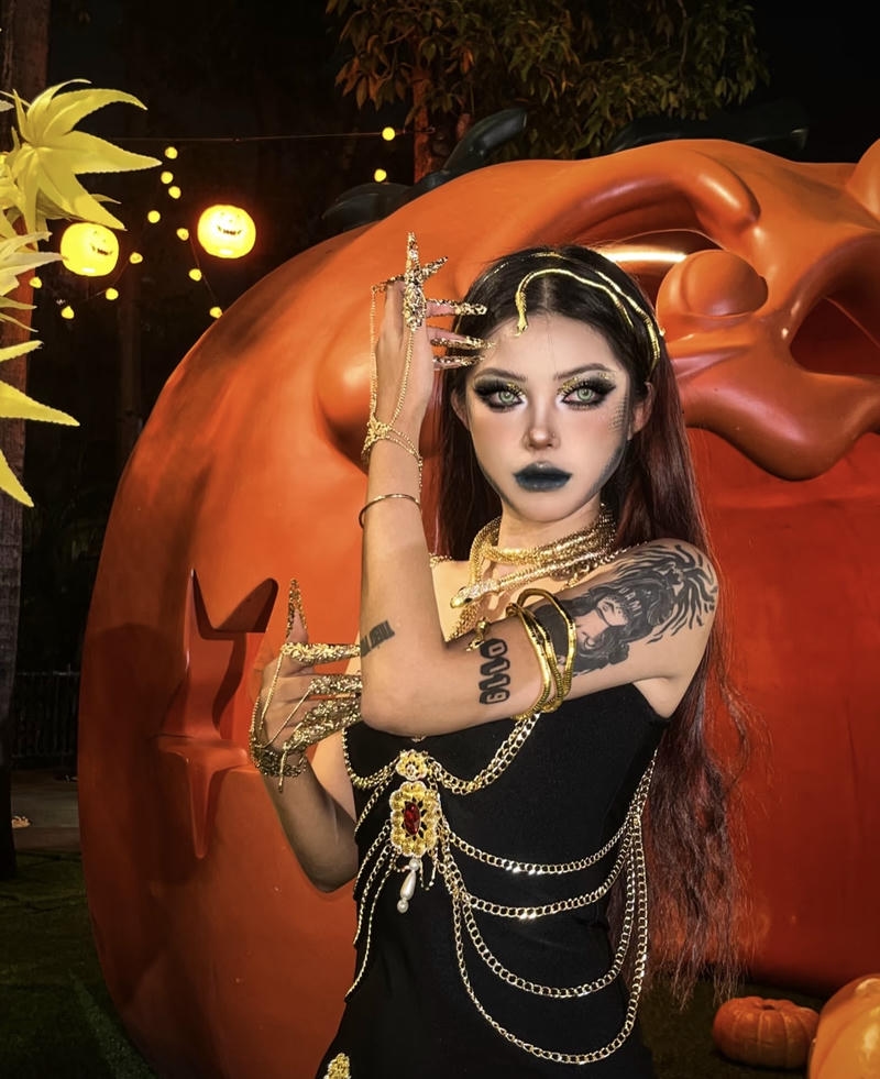 Làn da trắng tái kết hợp ánh nhìn ma nữ ám ảnh