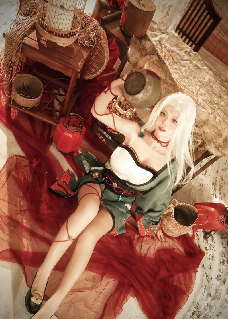 Mái tóc buông dài kết hợp tạo hình Tsunade đặc trưng