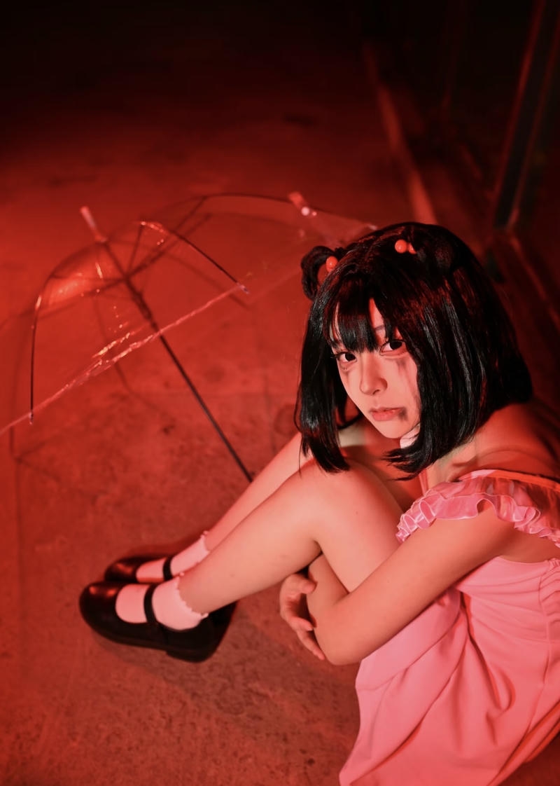 Mái tóc rối phủ mặt gợi hình ảnh ma nữ đáng sợ