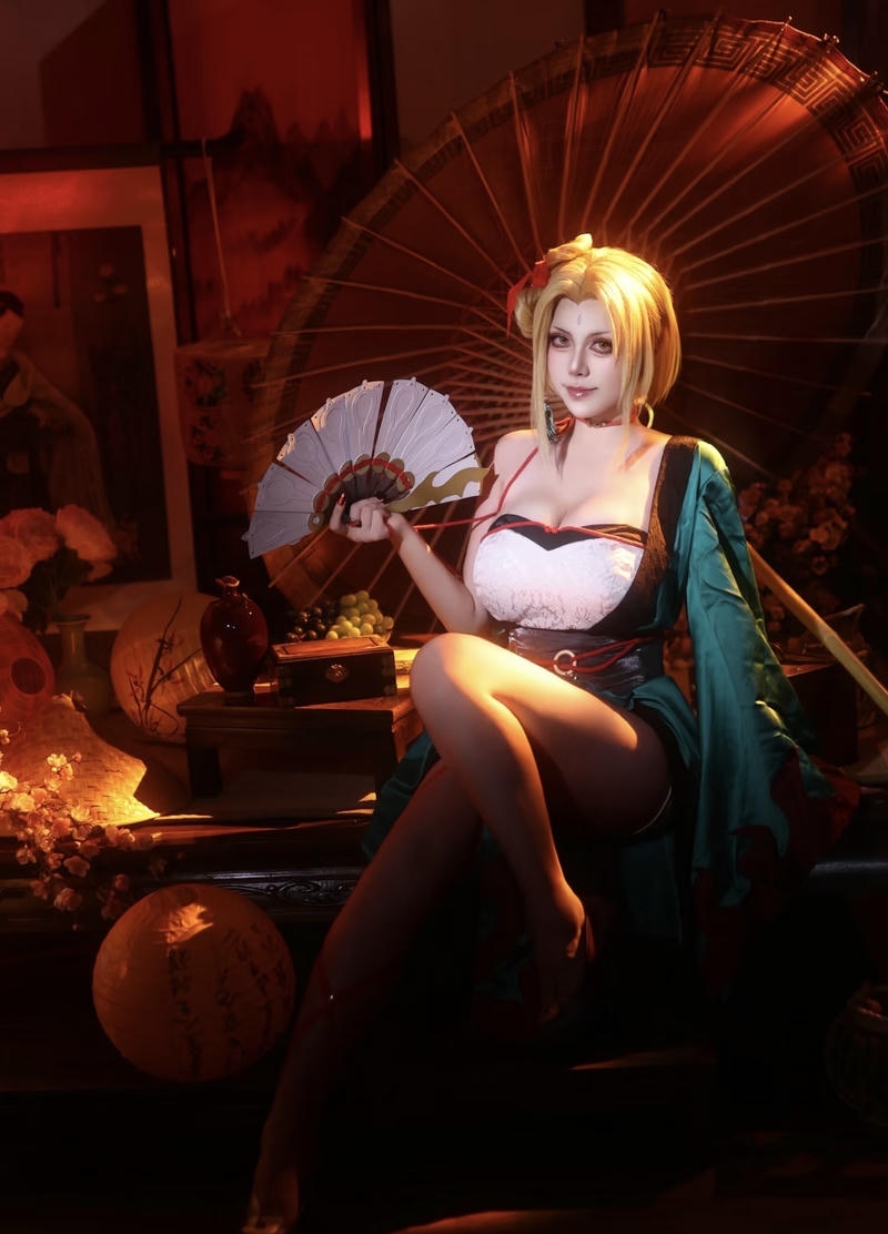 Nữ ninja Tsunade được tái hiện qua phiên bản cosplay