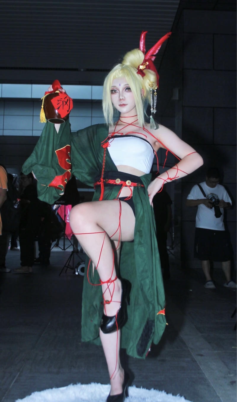 Nữ ninja Tsunade được tái hiện qua phong cách cosplay
