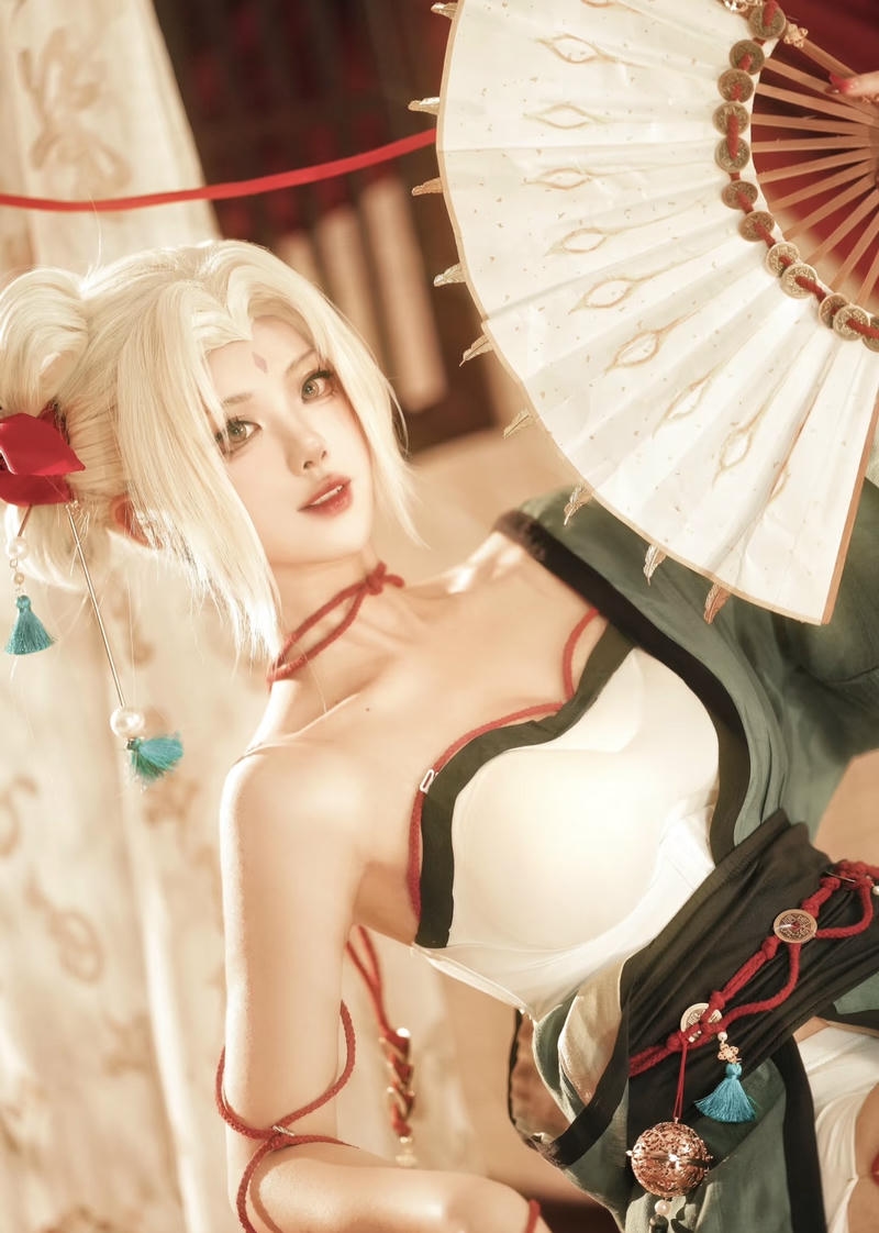 Tạo hình cosplay Tsunade với thần ấn kim cương trên trán