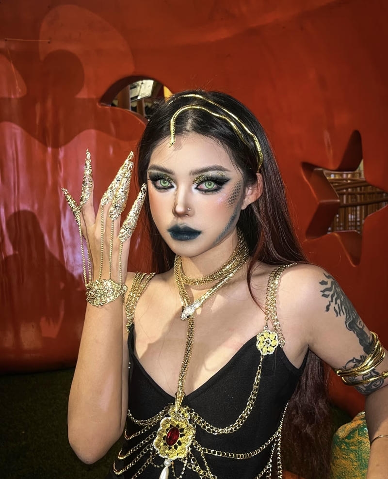 Tạo hình ma nữ với ánh mắt lạnh lẽo đầy rùng rợn