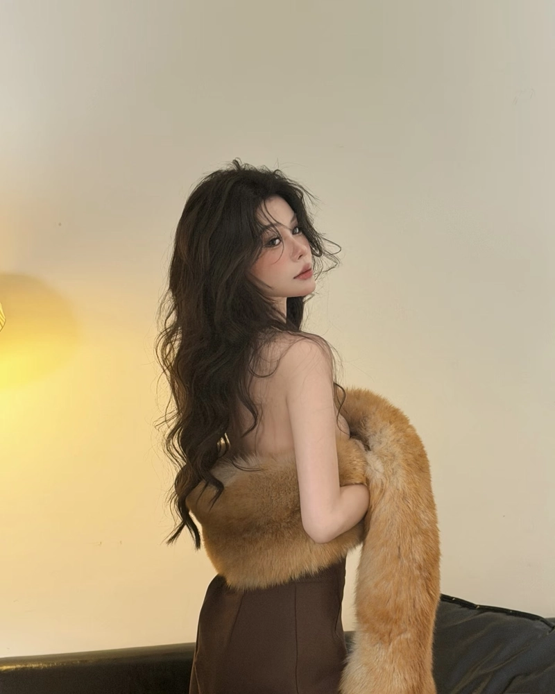 Thiếu nữ diện trang phục thời trang gợi cảm tinh tế