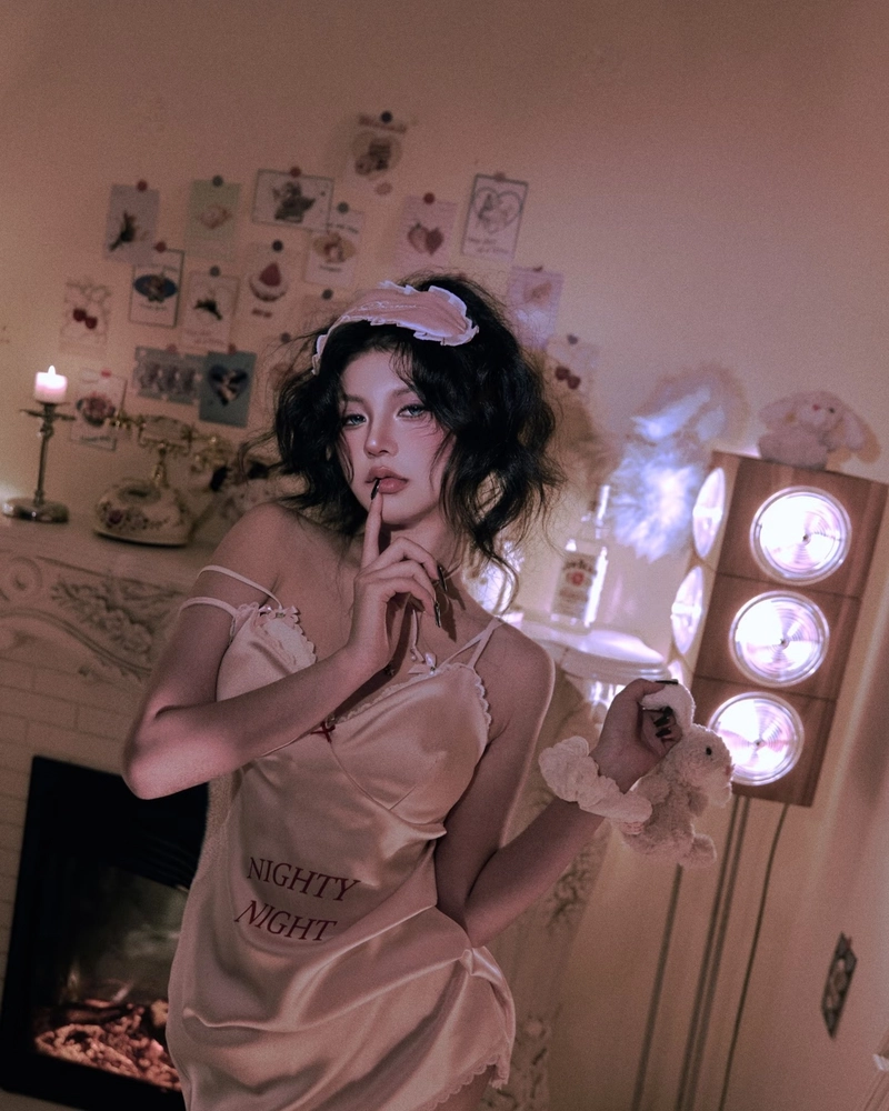 Thiếu nữ mlem tạo dáng đơn giản nhưng đầy quyến rũ