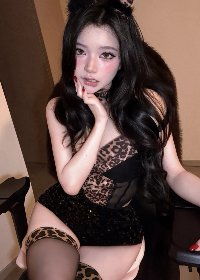 Thiếu nữ mlem tạo dáng nhẹ nhàng nhưng cuốn hút