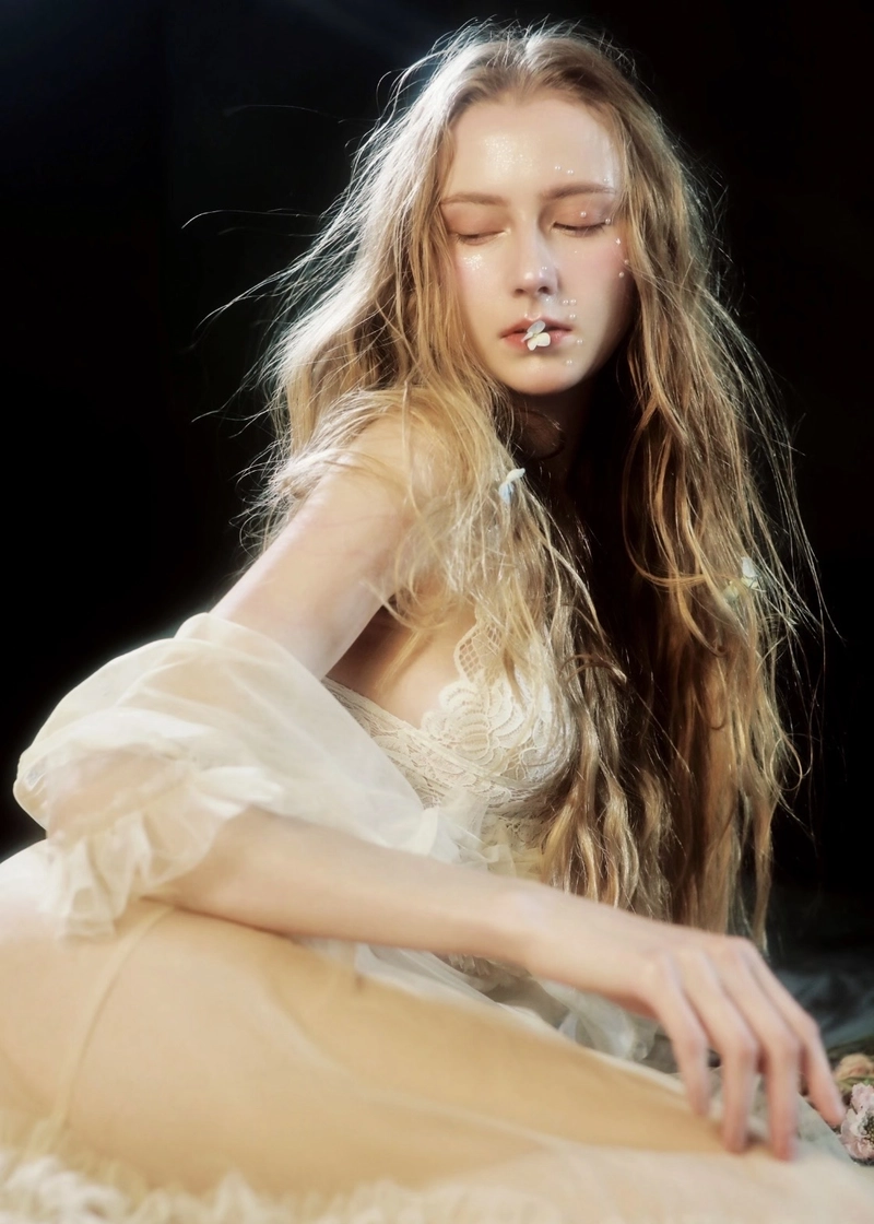 Thiếu nữ tạo dáng nhẹ nhàng nhưng đầy nét quyến rũ