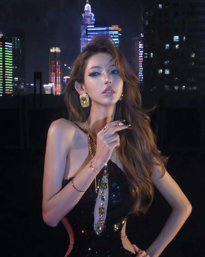 Thiếu nữ với ánh mắt cuốn hút đầy sức hút tự nhiên