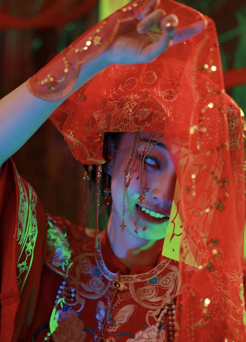 Trang điểm đậm mang phong cách cô dâu ma kinh dị