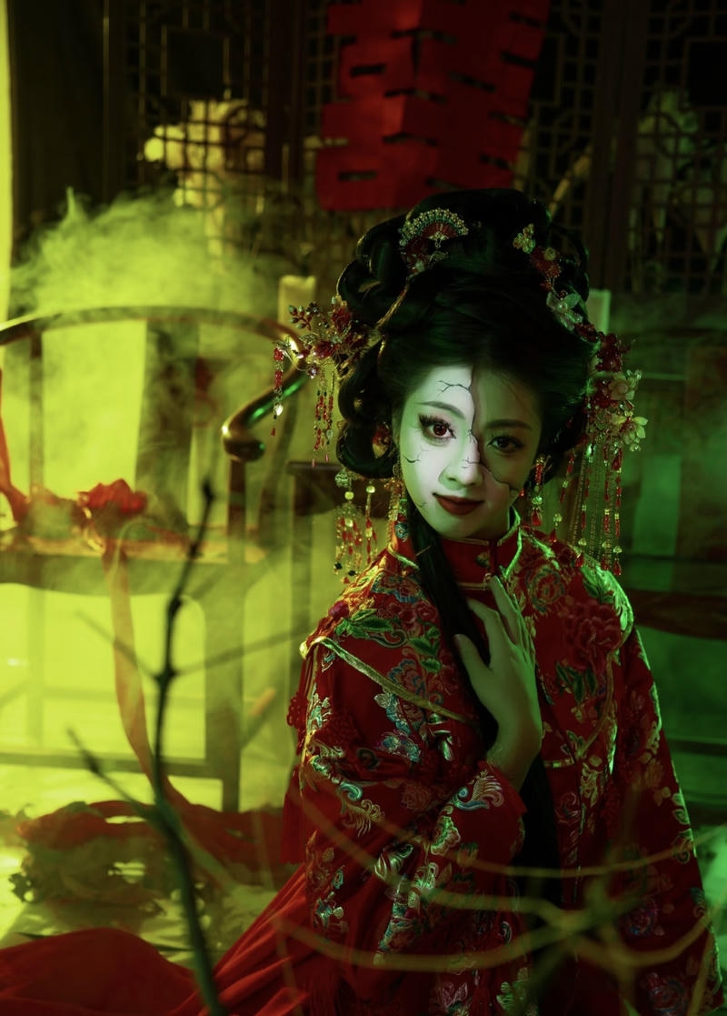 Trang điểm trắng lạnh gợi hình ảnh cô dâu ma