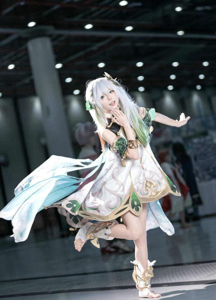 Ảnh Nahida cosplay ánh nhìn trìu mến dịu dàng