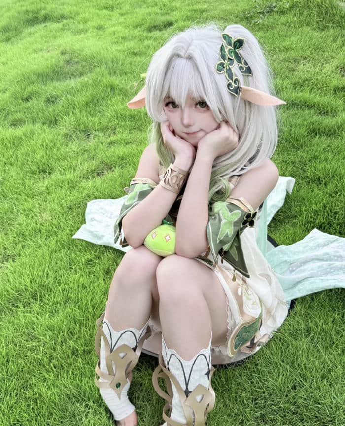 Ảnh Nahida cosplay bộ váy trắng xanh nhẹ nhàng