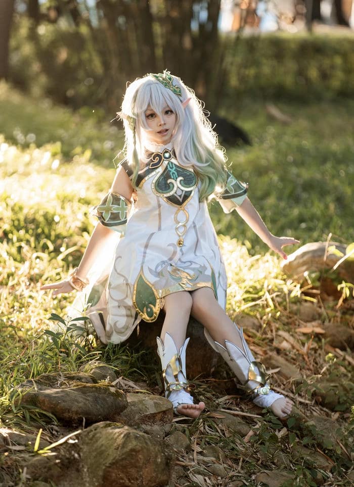 Ảnh Nahida cosplay chi tiết họa tiết vàng thanh mảnh