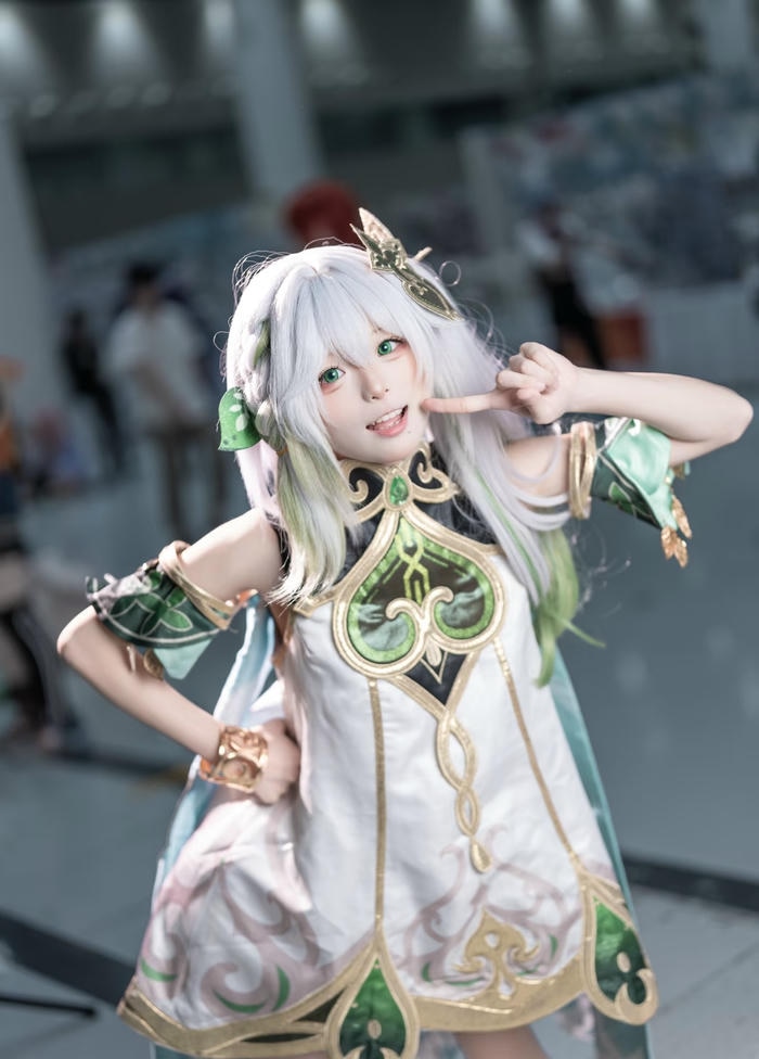 Ảnh Nahida cosplay cử chỉ tay uyển chuyển tinh tế