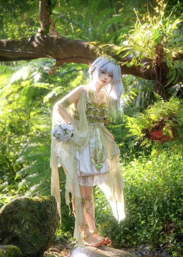Ảnh Nahida cosplay mái tóc bạc ánh lục mềm mại