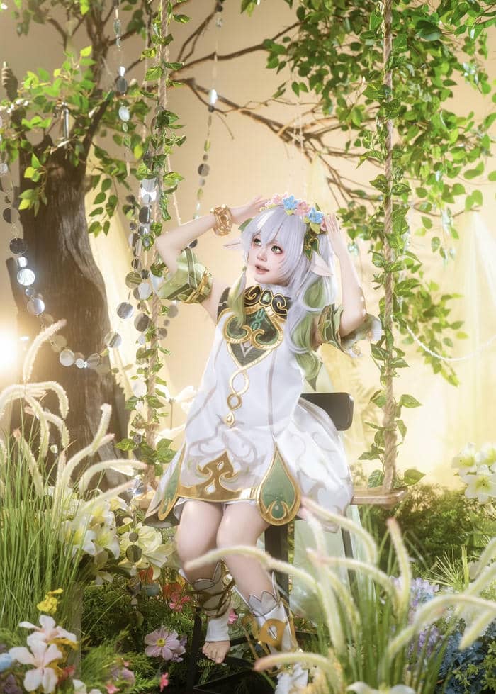 Ảnh Nahida cosplay tạo dáng giữa khu vườn xanh