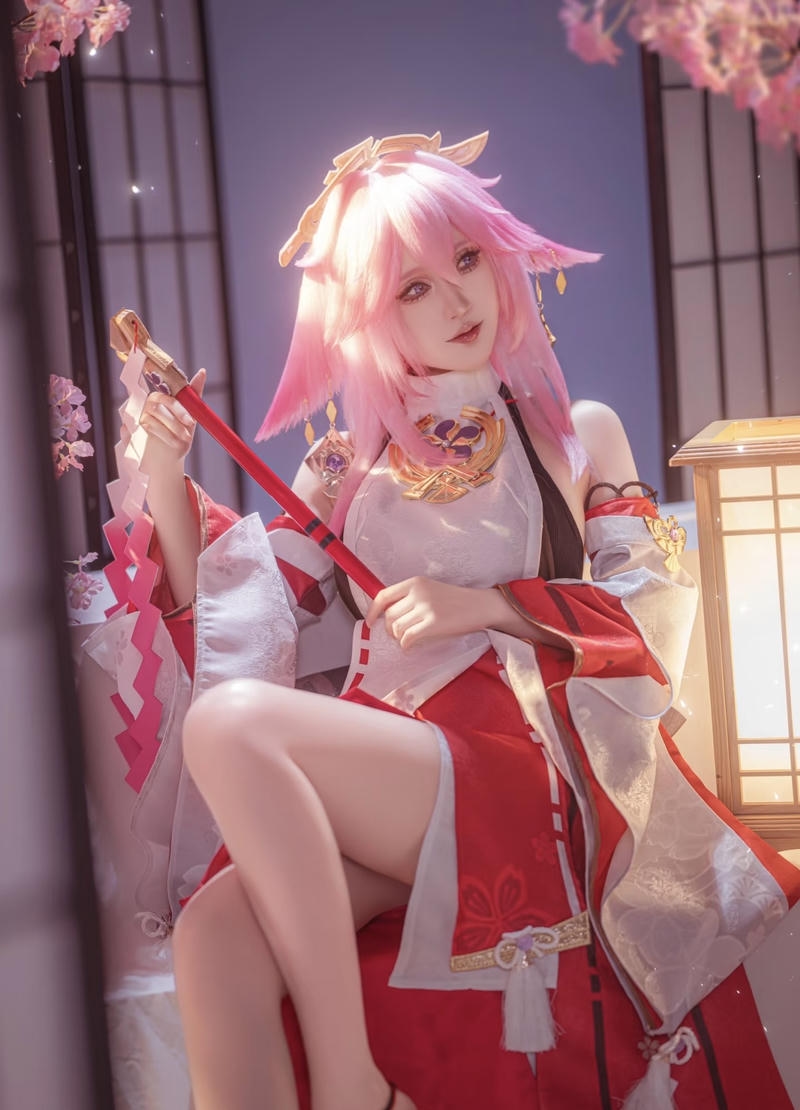 Ảnh Yae Miko cosplay ánh sáng tím tạo điểm nhấn nổi bật