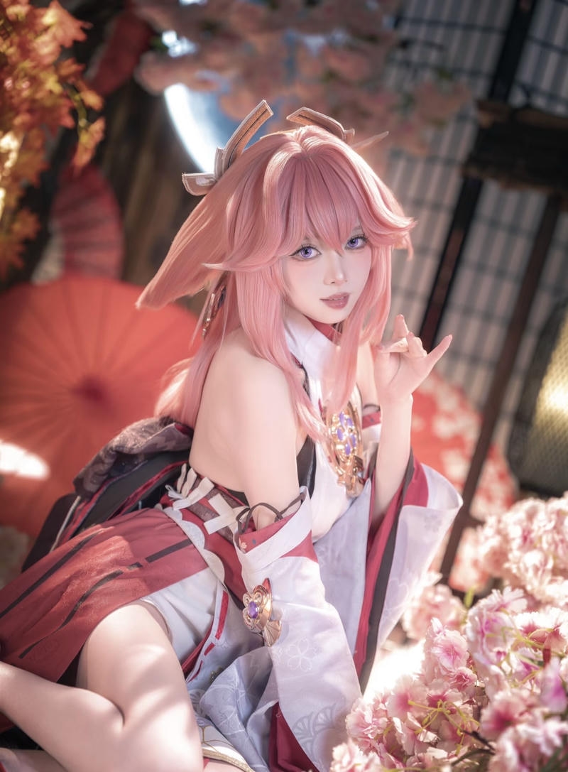 Ảnh Yae Miko cosplay cùng mái tóc dài uốn nhẹ