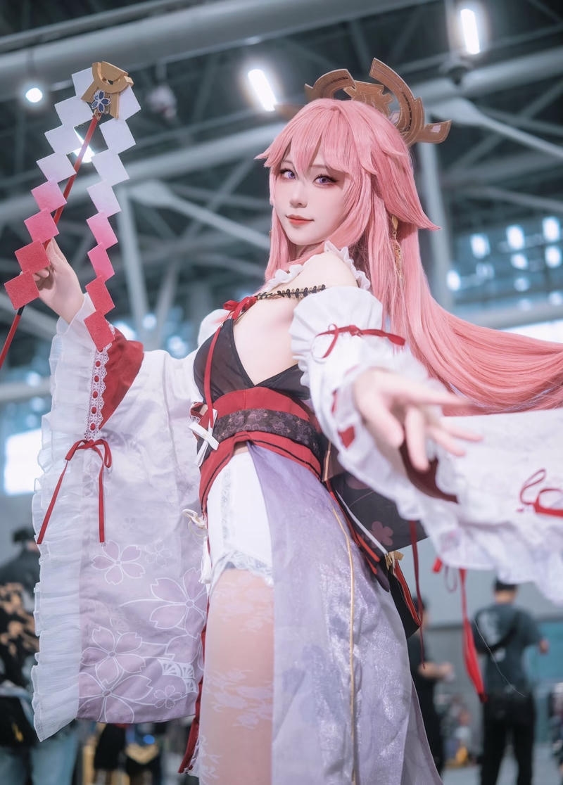 Ảnh Yae Miko cosplay cùng trang phục tinh xảo cầu kỳ