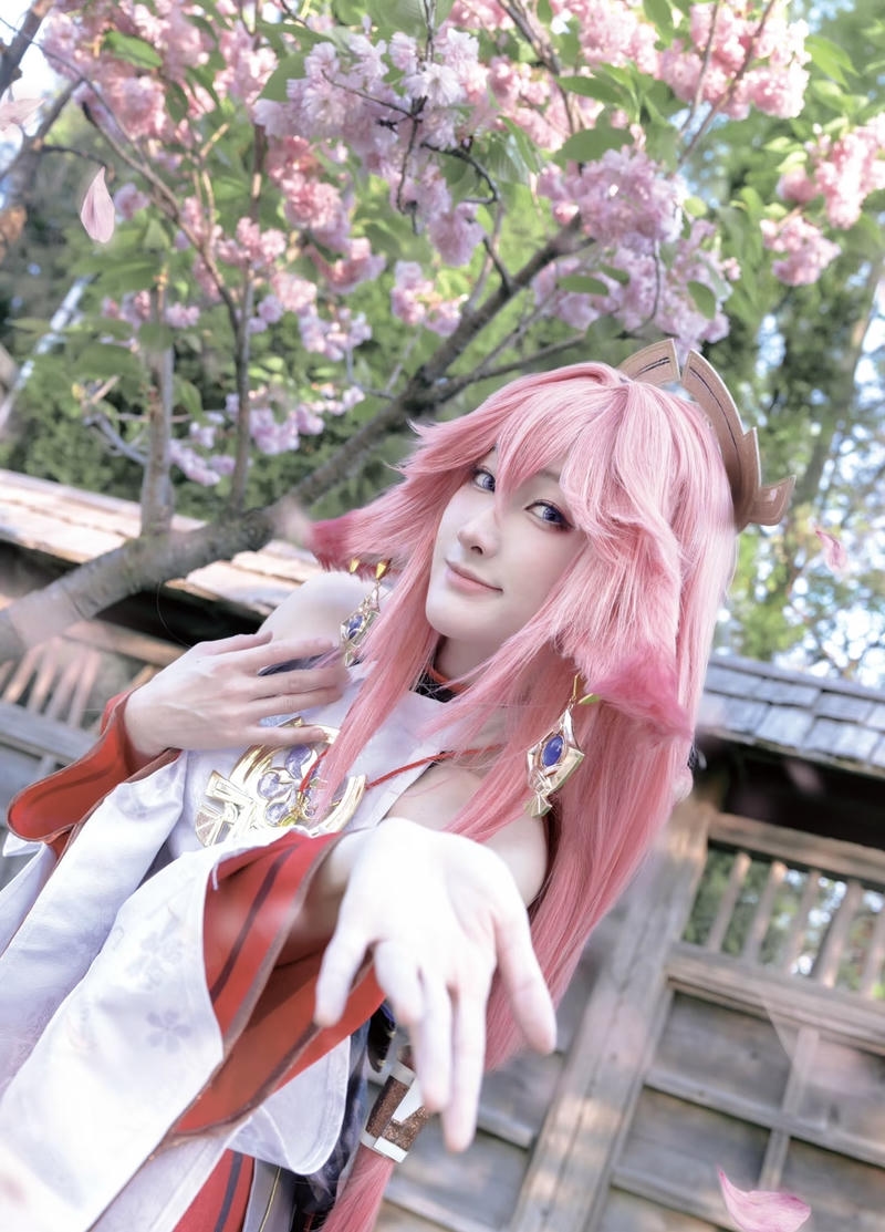 Ảnh Yae Miko cosplay phù hợp làm ảnh nền nghệ thuật cao