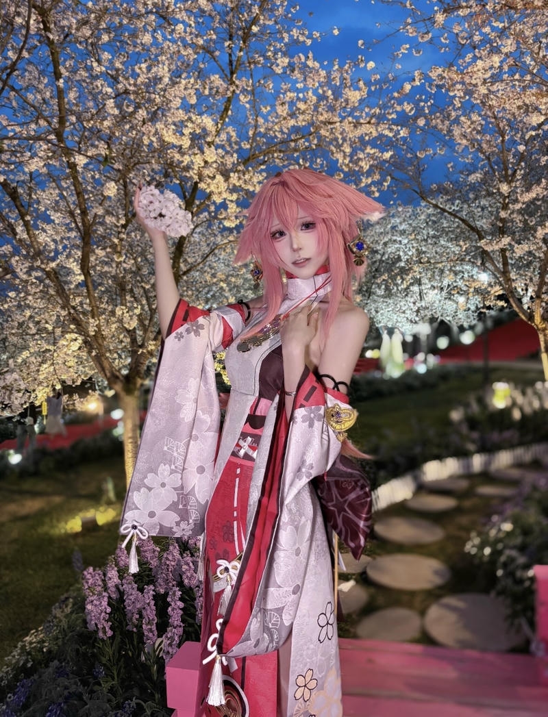 Ảnh Yae Miko cosplay trong không gian yên tĩnh đầy chiều sâu