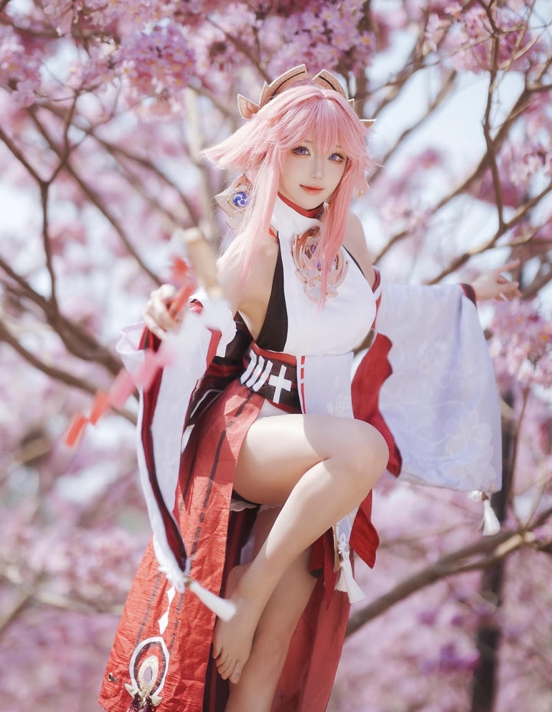 Ảnh Yae Miko cosplay với ánh nhìn sắc lạnh