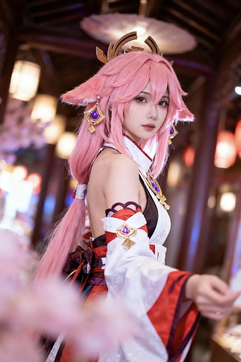 Ảnh Yae Miko cosplay với phong cách anime tinh giản nhẹ