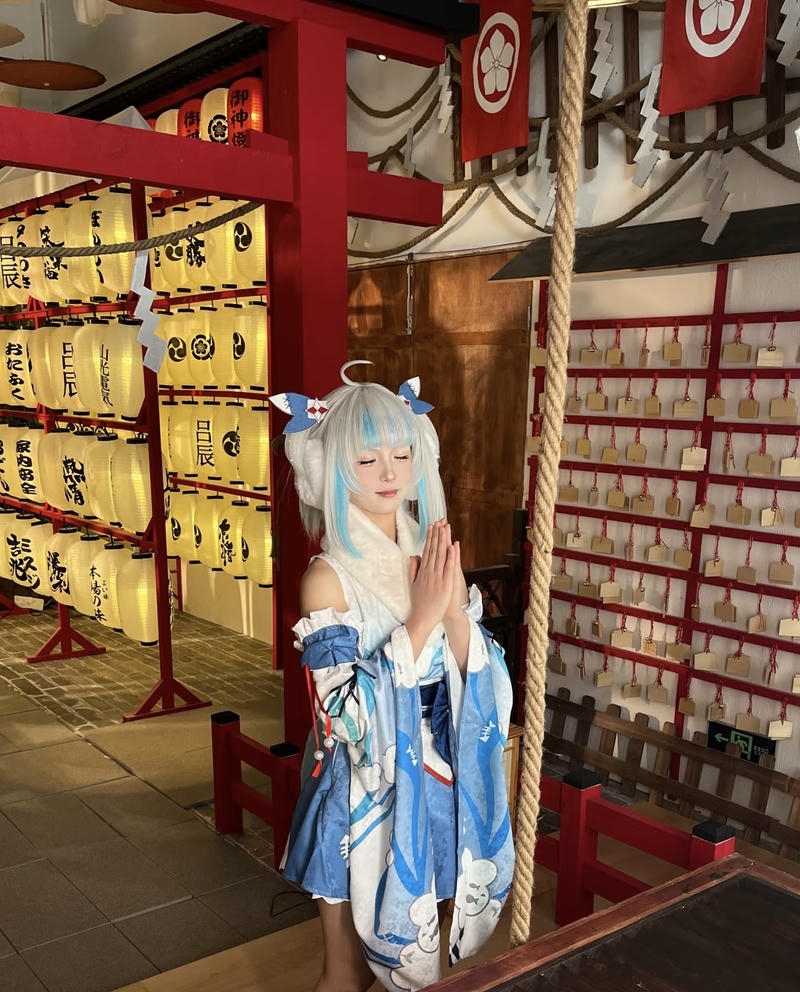 Ảnh Yaoyaoqwq Gawr Gura cosplay với biểu cảm tinh nghịch