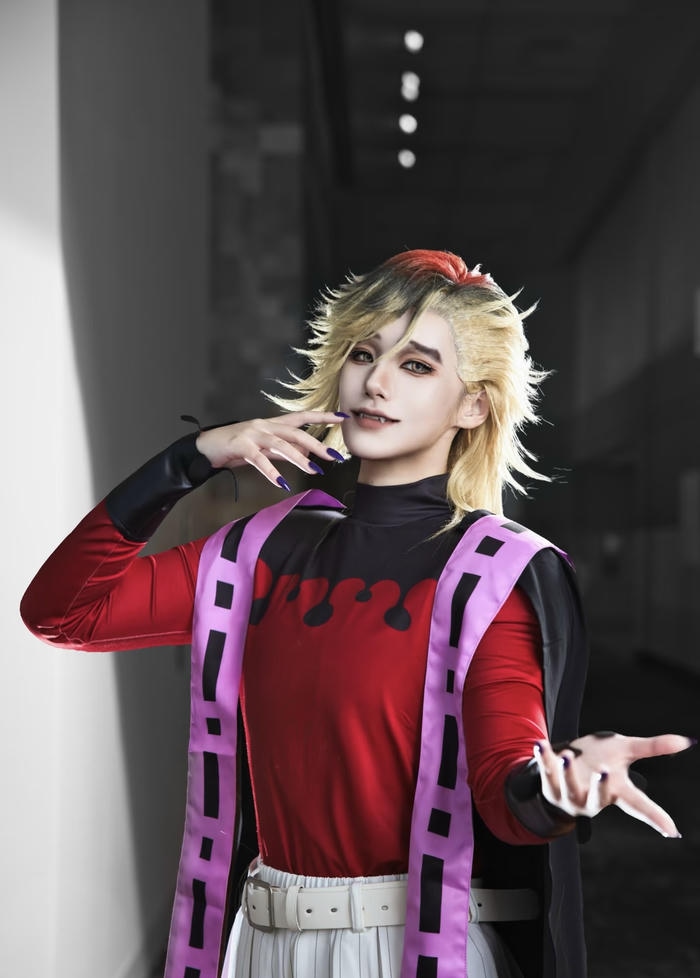 Ảnh cosplay Demon Slayer chàng trai tóc sáng dáng vẻ bình thản