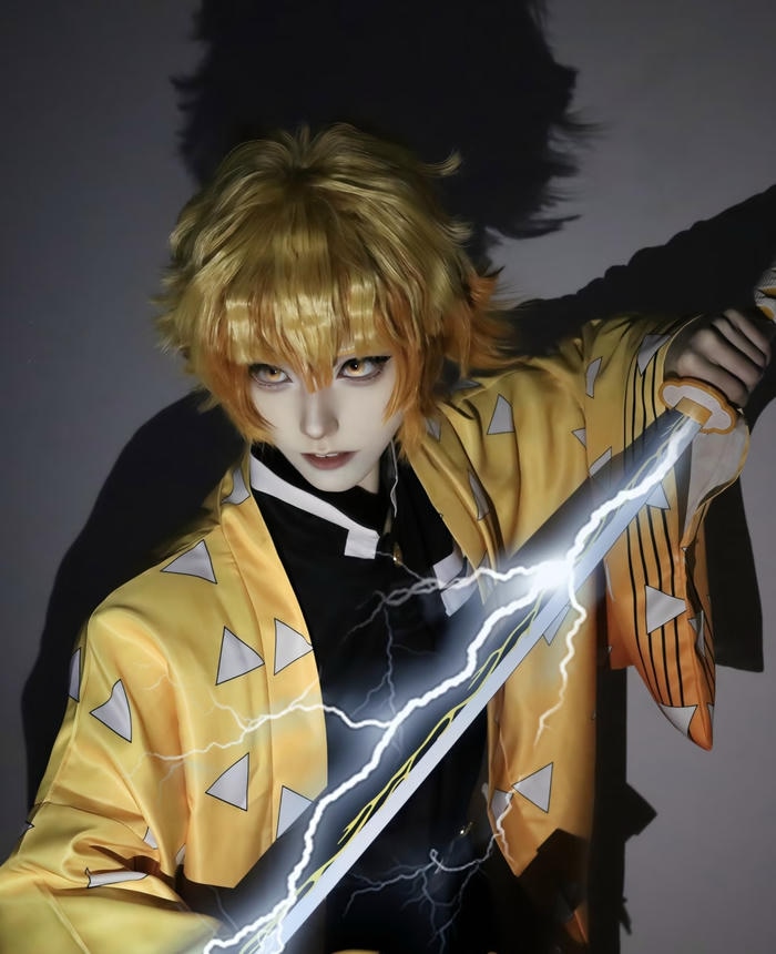 Ảnh cosplay Demon Slayer chiến binh mang áo choàng họa tiết lửa