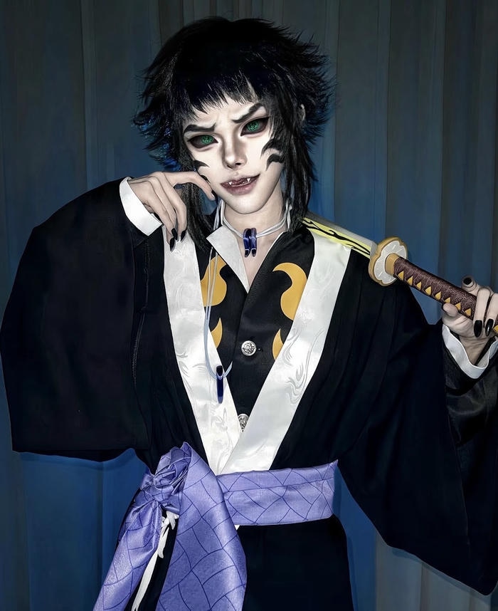 Ảnh cosplay Demon Slayer chiến binh trẻ dáng đứng hiên ngang