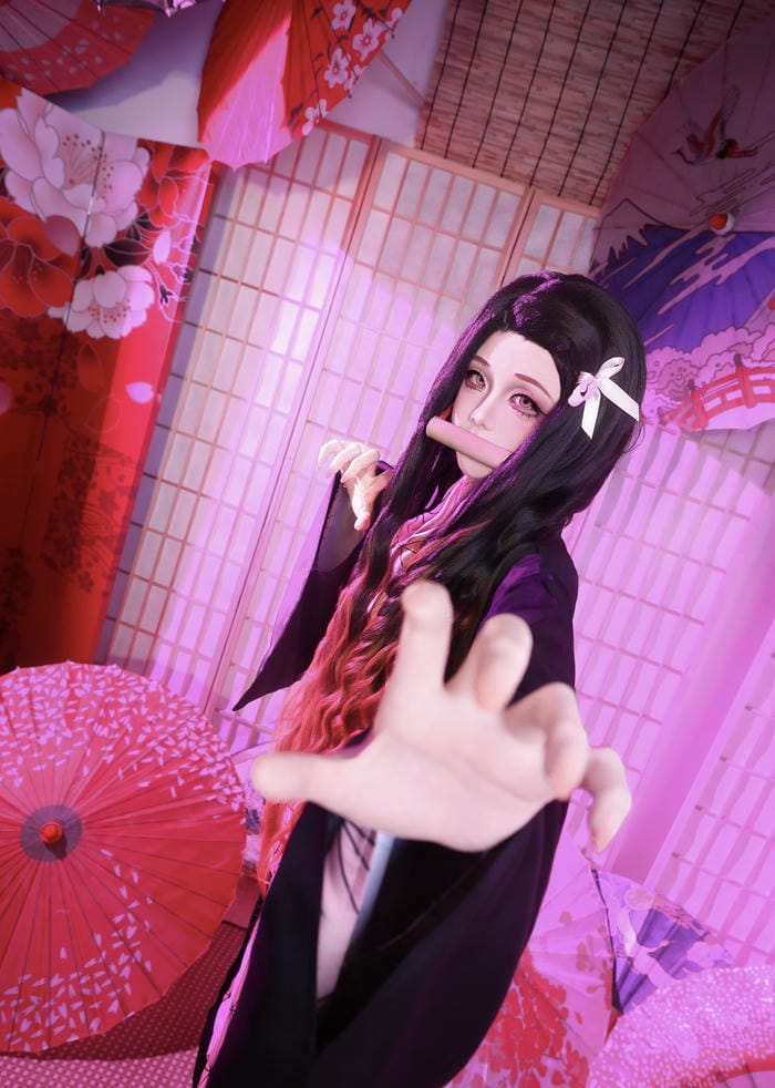 Ảnh cosplay Demon Slayer cô gái mang ống tre trước miệng