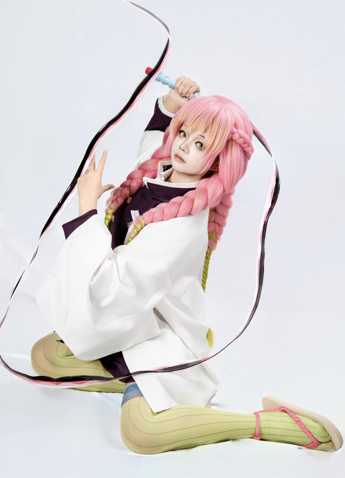 Ảnh cosplay Demon Slayer cô gái tóc hồng lục nổi bật