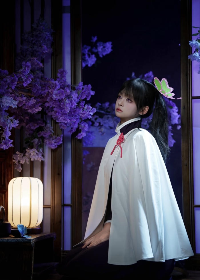 Ảnh cosplay Demon Slayer cô gái tóc tối ánh nhìn mạnh mẽ