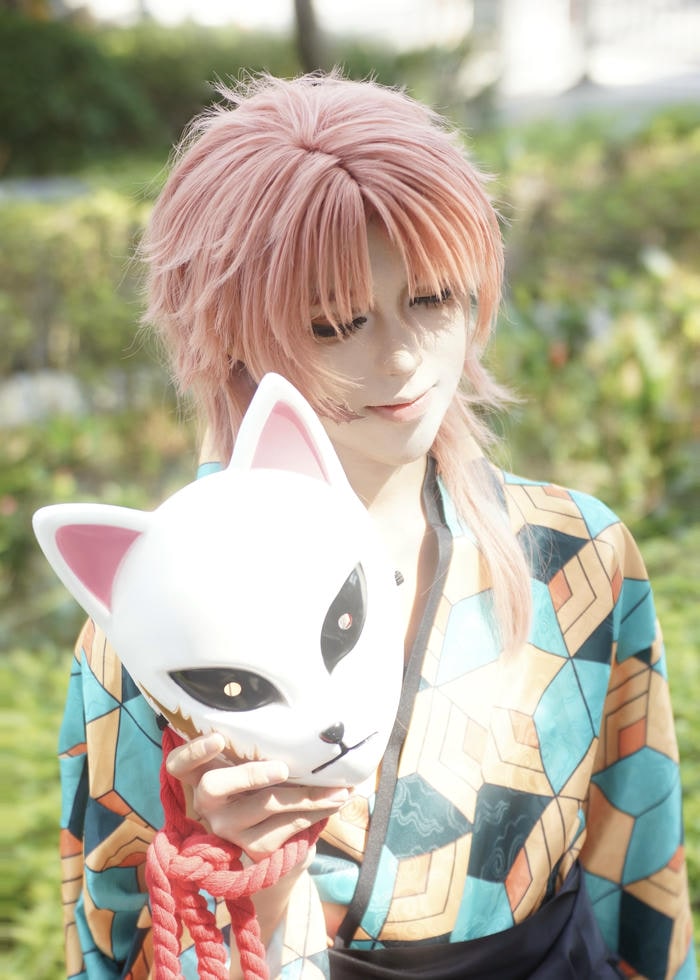 Ảnh cosplay Demon Slayer kiếm sĩ áo hai mảng màu đối lập